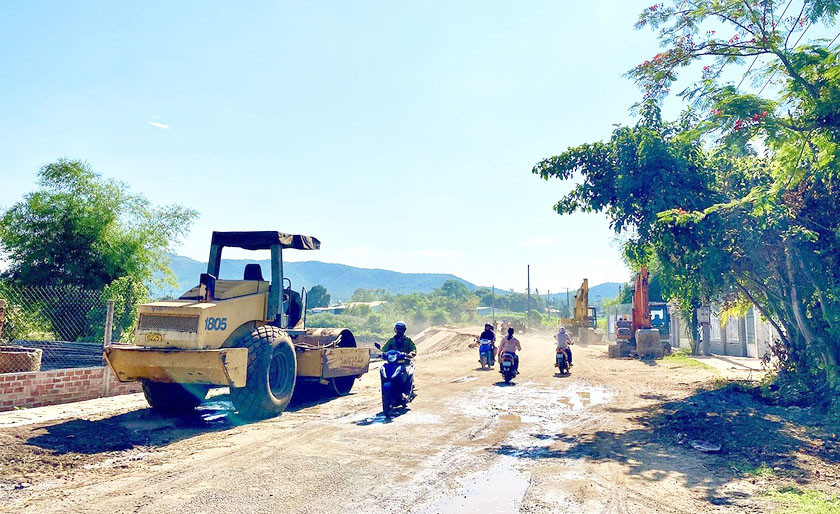 Thi công đường Đào Duy Từ (xã Tân Sơn, TP. Pleiku). Ảnh: Hà Duy Thi công đường Đào Duy Từ (xã Tân Sơn, TP. Pleiku). Ảnh: Hà Duy