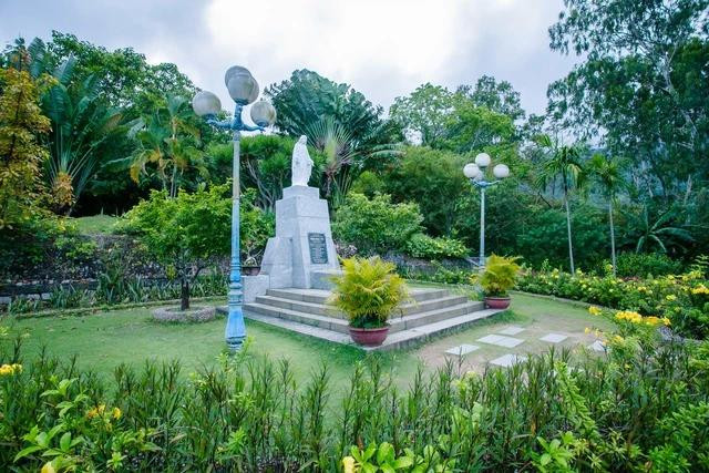 Mộ nhà thơ Hàn Mặc Tử ở Đồi Thi Nhân, P.Ghềnh Ráng, TP.Quy Nhơn Mộ nhà thơ Hàn Mặc Tử ở Đồi Thi Nhân, P.Ghềnh Ráng, TP.Quy Nhơn