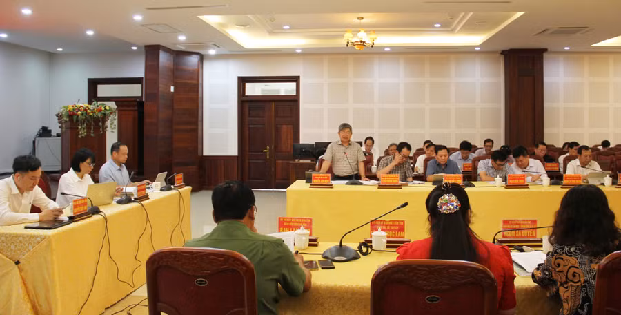 Tại hội nghị, lãnh đạo các sở, ngành tập trung phân tích những kết quả đạt được cũng như khó khăn, vướng mắc liên quan đến việc thực hiện dự toán ngân sách, tiến độ phân bổ, giải ngân vốn đầu tư công năm 2024. Ảnh: M.N