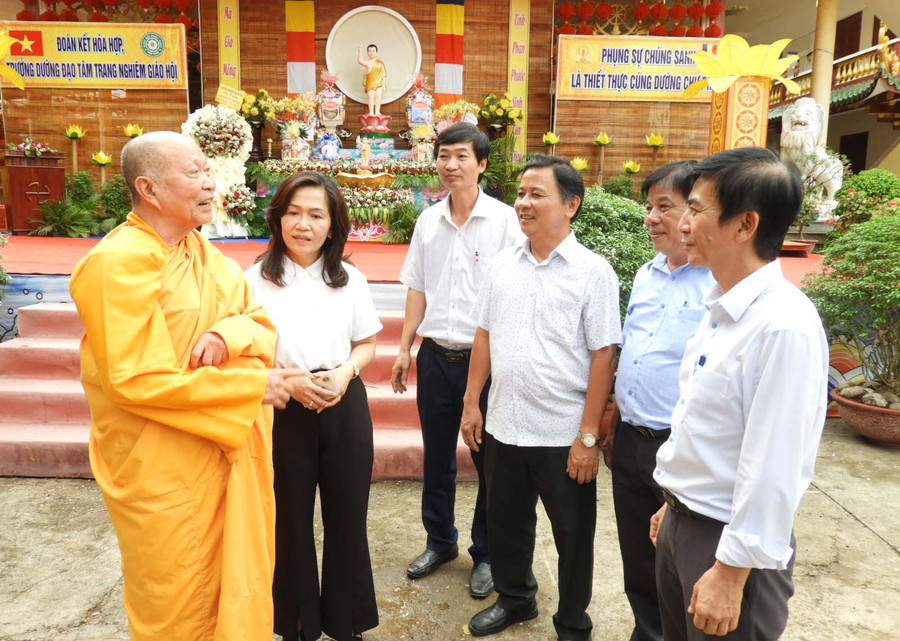 Phó Bí thư Thường trực Thành ủy Pleiku Võ Phúc Ánh (bìa phải) thăm, chúc mừng Hoà thượng Thích Giác Thành - Tịnh xá Ngọc Phúc (phường Yên Đỗ, TP.Pleiku) nhân Đại lễ Phật đản Phật lịch 2568, năm 2024. Ảnh: T.N