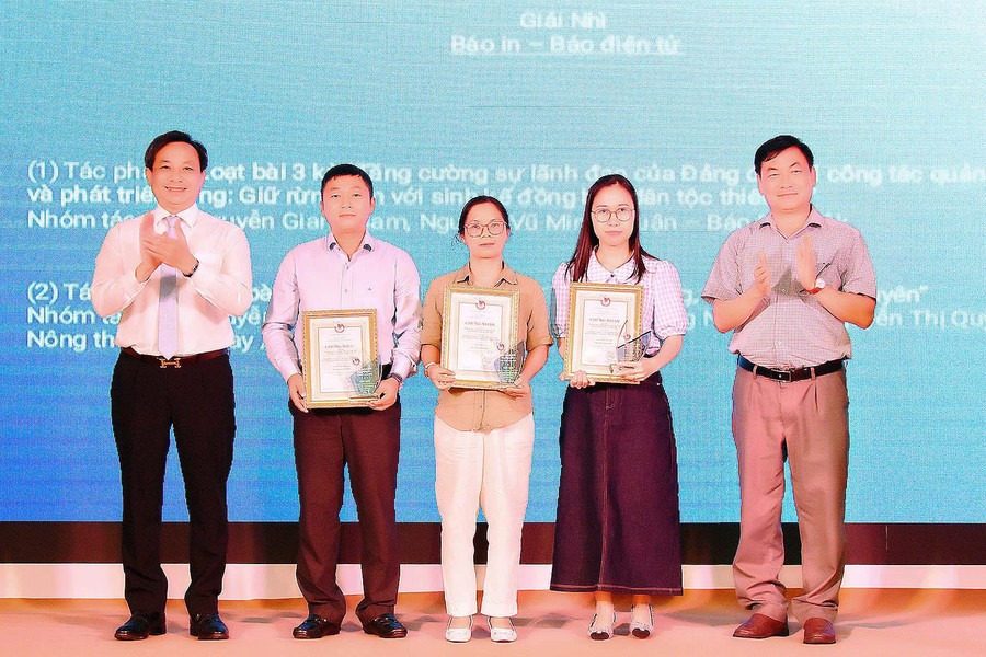 Ông Phan Toàn Thắng-Ủy viên Ban Chấp hành, Chánh Văn phòng Hội Nhà báo Việt Nam, Trưởng ban tổ chức Giải Báo chí Tây Nguyên (bìa trái) và nhà báo Huỳnh Kiên-Tổng Biên tập Báo Gia Lai, Chủ tịch Hội Nhà báo tỉnh (bìa phải) trao giải cho các tác giả đạt giải nhì thể loại báo in-báo điện tử. Ảnh: Đ.T