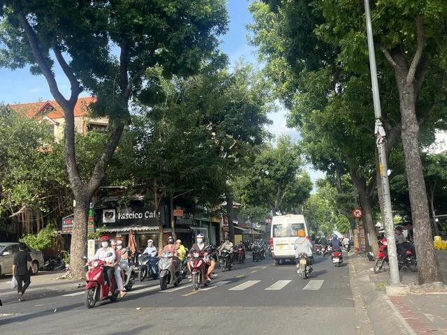 Con đường Lữ Gia dẫn vào cư xá Lữ Gia Con đường Lữ Gia dẫn vào cư xá Lữ Gia