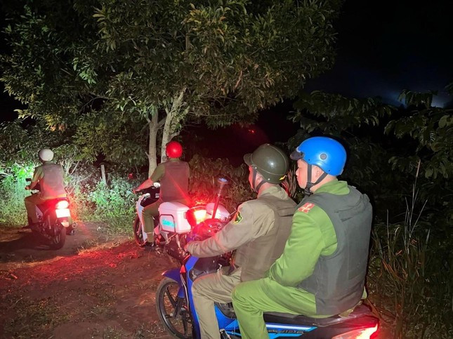 Lực lượng công an trên địa bàn huyện Krông Búk tuần tra, bảo vệ vụ mùa cà phê, sầu riêng.