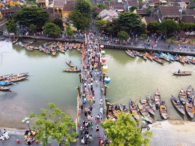 Một góc phố cổ Hội An nhìn từ trên cao Một góc phố cổ Hội An nhìn từ trên cao