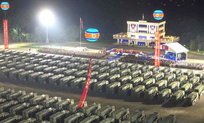 Hình ảnh trong lễ bàn giao tên lửa đạn đạo chiến thuật mới cho quân đội tối 4-8. Ảnh: KCNA Hình ảnh trong lễ bàn giao tên lửa đạn đạo chiến thuật mới cho quân đội tối 4-8. Ảnh: KCNA