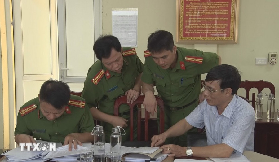 Xét duyệt hồ sơ của các phạm nhân đủ điều kiện, tiêu chuẩn được xét đặc xá. (Ảnh: Thanh Tuấn/TTXVN) Xét duyệt hồ sơ của các phạm nhân đủ điều kiện, tiêu chuẩn được xét đặc xá. (Ảnh: Thanh Tuấn/TTXVN)