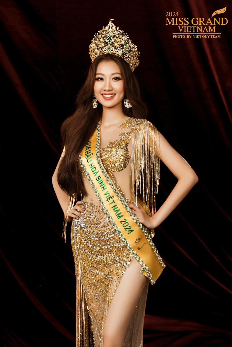Võ Lê Quế Anh là cái tên thu hút sự quan tâm của truyền thông sau khi đăng quang Miss Grand Vietnam 2024. Chiến thắng của người đẹp quê Quảng Nam vấp phải những phản ứng trái chiều bởi nhiều người cho rằng dù sở hữu nhan sắc rạng rỡ song so với nhiều thí sinh khác như Hạnh Nguyên, Thu Hiền..., tân hoa hậu còn hạn chế về kỹ năng trình diễn, vóc dáng...