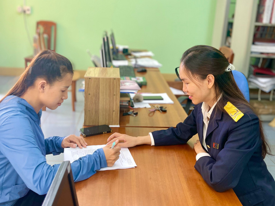 Cán bộ thuế hướng dẫn người nộp thuế kê khai, cập nhật thông tin cá nhân theo đúng quy định. Ảnh: S.C
