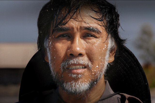 Quyền Linh trong vai ông Hai làm nghề muối mưu sinh