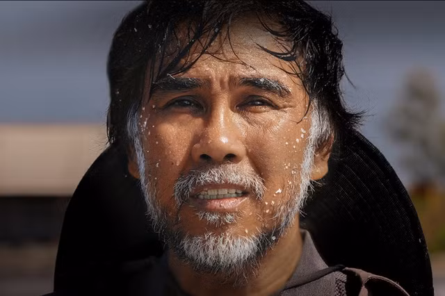 Quyền Linh trong vai ông Hai làm nghề muối mưu sinh