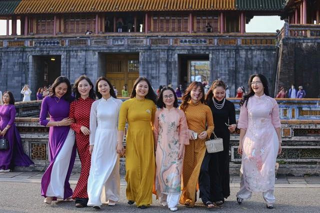 Những cô gái dịu dàng, khiêm nhường, kín đáo trong tà áo dài ở Huế Những cô gái dịu dàng, khiêm nhường, kín đáo trong tà áo dài ở Huế