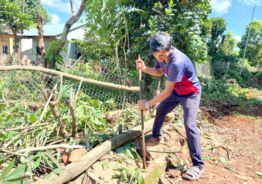 Người dân làng Ku Tong (xã Ia Pếch, huyện Ia Grai) di dời hàng rào hiến đất làm đường. Ảnh: P.L