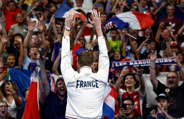 Người hâm mộ Pháp phát cuồng vì &quot;hoàng tử&quot; Leon Marchand