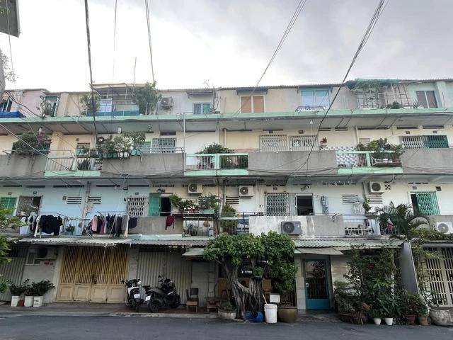 Một tòa nhà thuộc hàng "lớn tuổi" bên trong cư xá Lữ Gia Một tòa nhà thuộc hàng "lớn tuổi" bên trong cư xá Lữ Gia