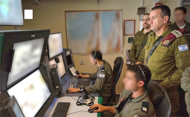 Trung tướng Herzi Halevi (bìa phải) tại căn cứ không quân Tel Nof của Israel. Ảnh: IDF