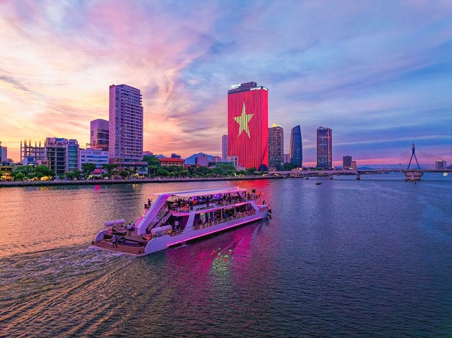 Du khách tham quan sông Hàn ở Đà Nẵng Du khách tham quan sông Hàn ở Đà Nẵng