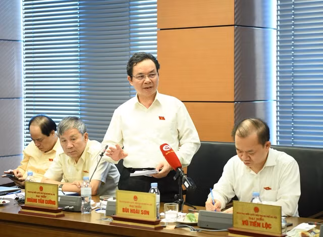 ĐB Hoàng Văn Cường thảo luận tại tổ