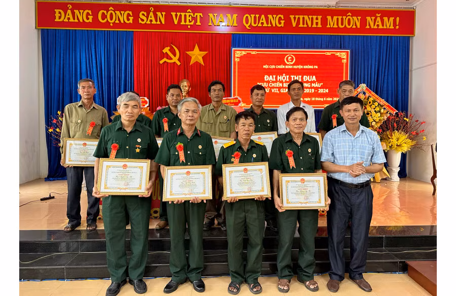 Phó Chủ tịch UBND huyện Krông Pa Nguyễn Tiến Đãng (hàng trước, bìa phải) trao giấy khen cho các cá nhân tiêu biểu trong thực hiện phong trào thi đua “CCB gương mẫu” giai đoạn 2019-2024. Ảnh: Q.N