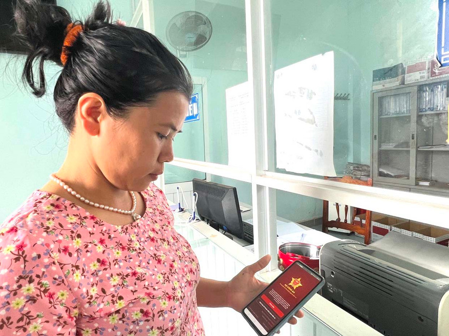 Người dân cài đặt tài khoản thanh toán trên dịch vụ công. Ảnh: Đinh Yến Người dân cài đặt tài khoản thanh toán trên dịch vụ công. Ảnh: Đinh Yến