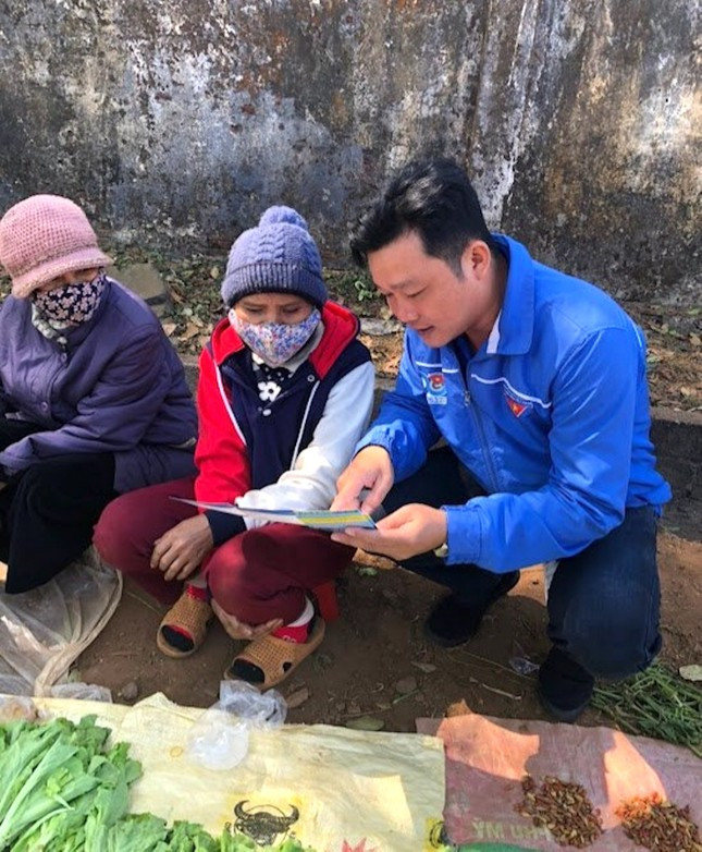 Anh Huỳnh Xuân Lợi tuyên truyền, hướng dẫn bà con bảo vệ môi trường