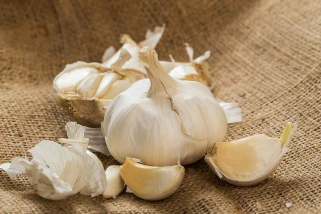 Ăn tỏi bằng cách nhai hoặc nghiền nát có thể giúp giảm cholesterol