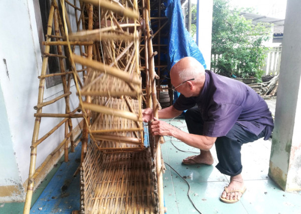 Ông Mai Văn Quýt phục dựng mô hình bờ xe nước sông Trà. Ông Mai Văn Quýt phục dựng mô hình bờ xe nước sông Trà.