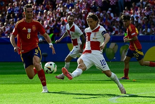 Luka Modric (phải) và đồng đội buộc phải thắng để nuôi hy vọng đưa đội tuyển Croatia vào vòng trong Luka Modric (phải) và đồng đội buộc phải thắng để nuôi hy vọng đưa đội tuyển Croatia vào vòng trong