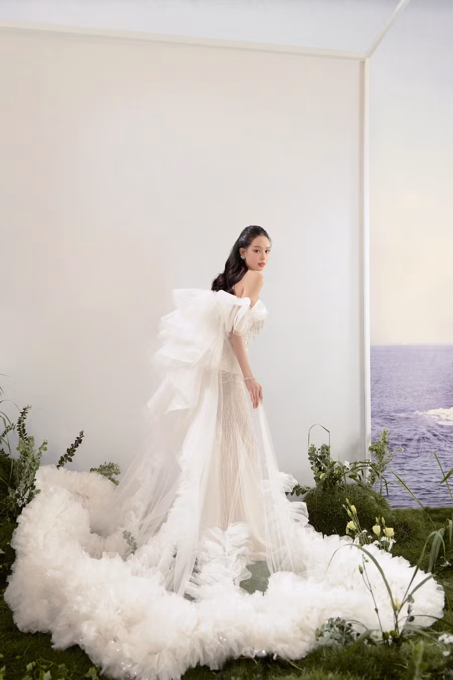 Nhà thiết kế Kim Anh cho biết: "Tôi đánh giá Thanh Thủy là một cô gái đầy nữ tính nhưng vẫn có sự quyết liệt, quyết đoán trong suy nghĩ. Hơn thế nữa, khi theo dõi hành trình của Thủy, tôi thấy bạn ấy là người có chiều sâu nên khá phù hợp tinh thần của bộ sưu tập là đưa tính nữ lên ngôi, nhưng vẫn giữ được khí chất độc lập của phụ nữ"