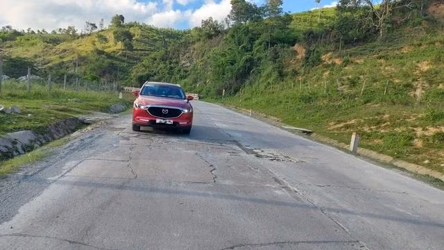 Đèo Lò Xo hư hỏng, xuống cấp khiến nhiều tài xế bất an