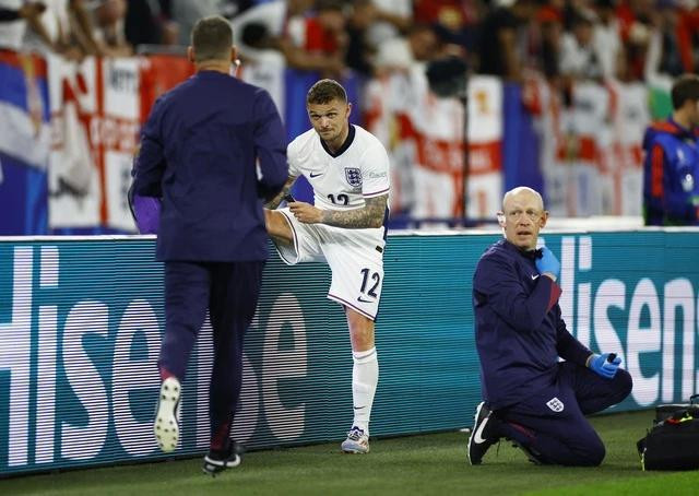 Kieran Trippier được các nhân viên y tế đội tuyển Anh chăm sóc Kieran Trippier được các nhân viên y tế đội tuyển Anh chăm sóc