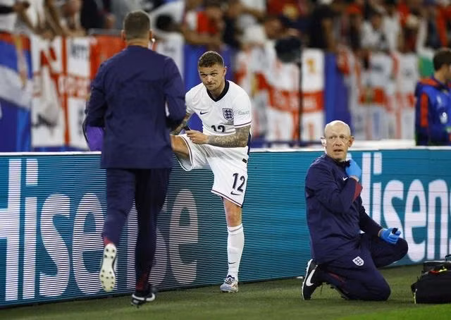 Kieran Trippier được các nhân viên y tế đội tuyển Anh chăm sóc