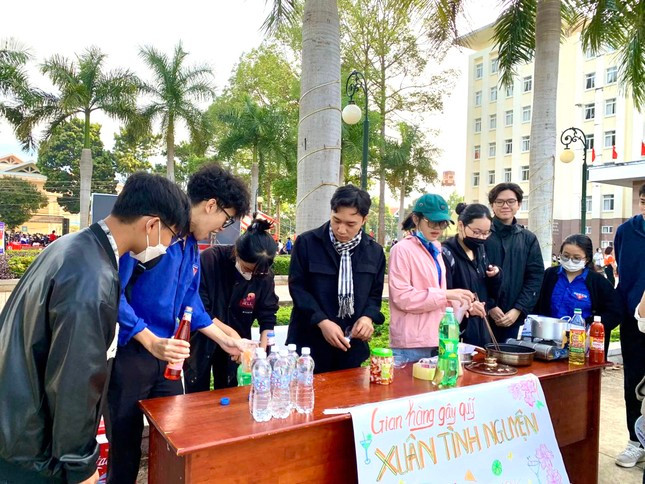 Việt cùng các tình nguyện viên tham gia hoạt động gây quỹ cho chương trình tình nguyện hè Việt cùng các tình nguyện viên tham gia hoạt động gây quỹ cho chương trình tình nguyện hè