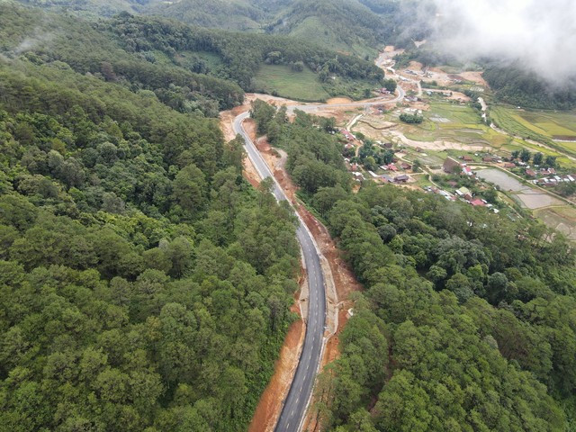 Tuyến QL 24 được đầu tư xây dựng đã nối nhiều buôn làng với ấm no Tuyến QL 24 được đầu tư xây dựng đã nối nhiều buôn làng với ấm no