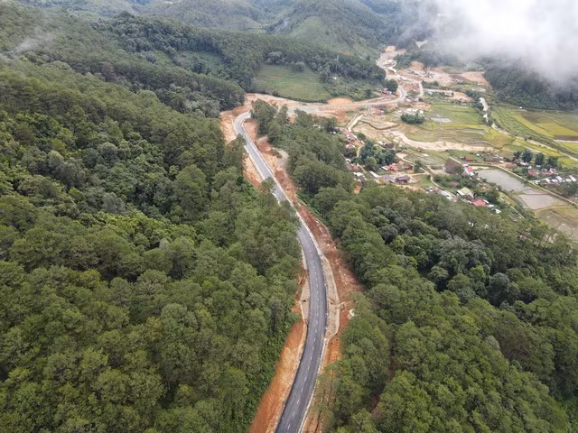 Tuyến QL 24 được đầu tư xây dựng đã nối nhiều buôn làng với ấm no