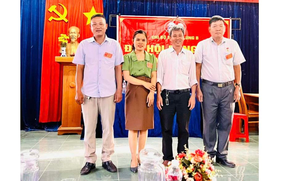 Chủ tịch Hội Cựu chiến binh xã Ia Ake Trương Chí Hiếu (bìa trái) được tín nhiệm bầu giữ chức Bí thư Chi bộ thôn Plei Glung B từ năm 2022. Ảnh: V.C