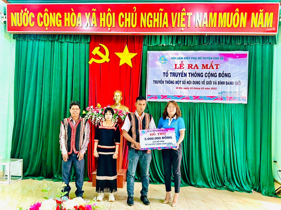 Mỗi tổ truyền thông cộng đồng được Hội LHPN huyện hỗ trợ 3 triệu đồng mua sắm trang-thiết bị phục vụ hoạt động. Ảnh: Mai Ka Mỗi tổ truyền thông cộng đồng được Hội LHPN huyện hỗ trợ 3 triệu đồng mua sắm trang-thiết bị phục vụ hoạt động. Ảnh: Mai Ka