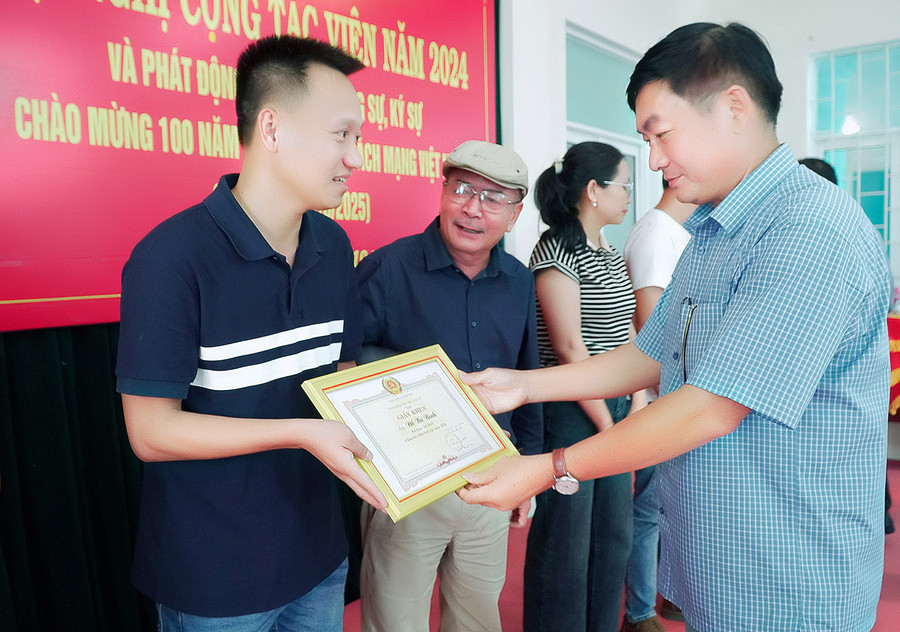 Tổng Biên tập Báo Gia Lai Huỳnh Kiên tặng giấy khen cho các cộng tác viên tích cực. Ảnh: Đức Thụy Tổng Biên tập Báo Gia Lai Huỳnh Kiên tặng giấy khen cho các cộng tác viên tích cực. Ảnh: Đức Thụy