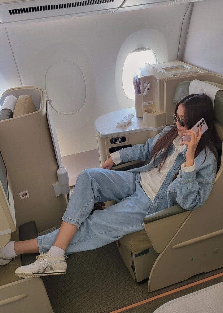 Để có set đồ denim phong cách, trẻ trung hơn, quý cô trên 40 tuổi có thể áp dụng các phối đồ theo style layer như siêu mẫu Thanh Hằng.