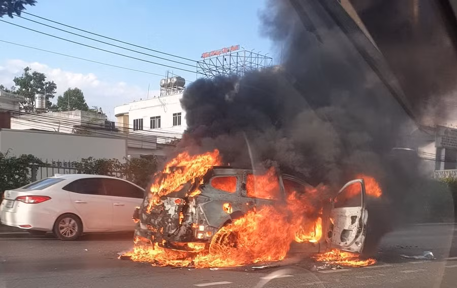 Xe ôtô 7 chỗ bốc cháy. (Nguồn: BHĐX)
