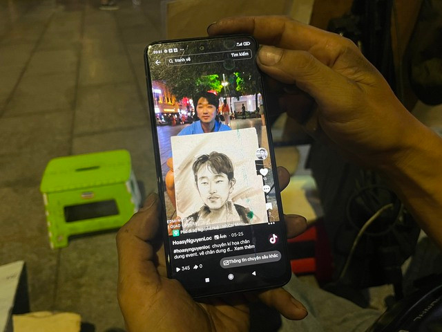 Anh Lộc khoe bức tranh ký họa vẽ cho một khách du lịch Hàn Quốc Anh Lộc khoe bức tranh ký họa vẽ cho một khách du lịch Hàn Quốc