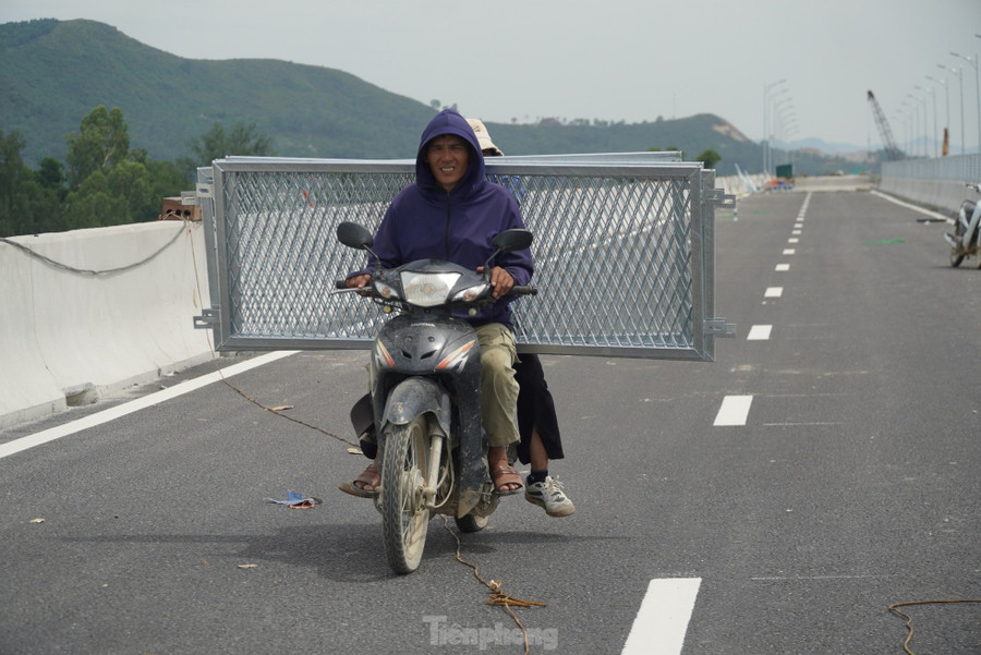 Công nhân dùng xe máy chở vật liệu đến lắp ráp tại những vị trí ở giải phân cách hai làn xe. Công nhân dùng xe máy chở vật liệu đến lắp ráp tại những vị trí ở giải phân cách hai làn xe.