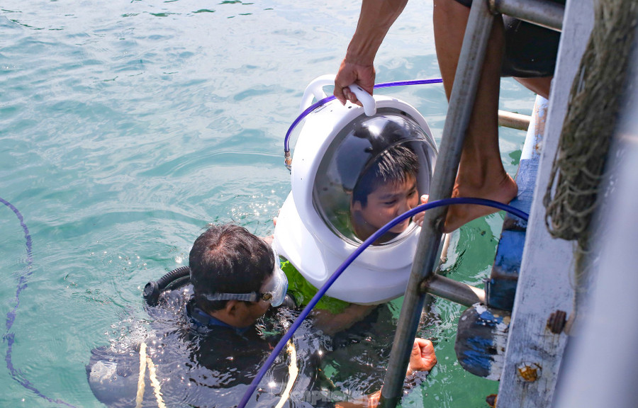 Du khách trải nghiệm đi bộ dưới mặt biển, ngắm san hô. Ảnh: Trương Định. Du khách trải nghiệm đi bộ dưới mặt biển, ngắm san hô. Ảnh: Trương Định.