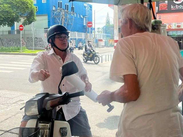 Những người bán báo giấy lâu năm ở TP.HCM đều có những vị &quot;khách ruột&quot; của riêng mình