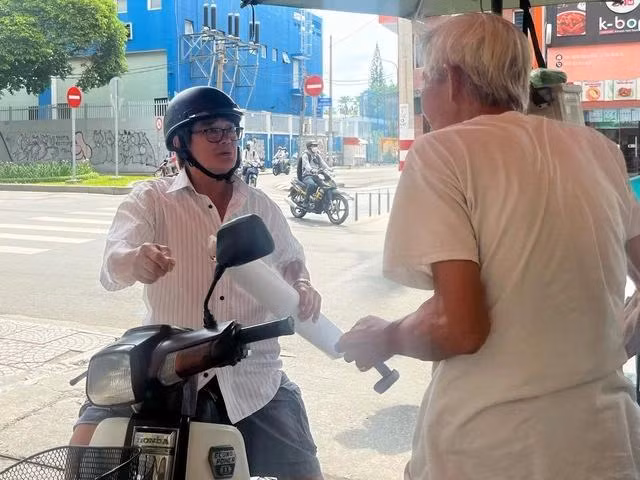 Những người bán báo giấy lâu năm ở TP.HCM đều có những vị "khách ruột" của riêng mình Những người bán báo giấy lâu năm ở TP.HCM đều có những vị "khách ruột" của riêng mình