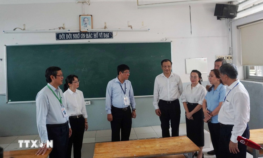 Đoàn công tác của Bộ Giáo dục và Đào tạo, do Thứ trưởng Nguyễn Văn Phúc làm trưởng đoàn, kiểm tra công tác chuẩn bị cho Kỳ thi tốt nghiệp Trung học phổ thông năm 2024 tại Thành phố Hồ Chí Minh. (Ảnh: Thu Hoài/TTXVN) Đoàn công tác của Bộ Giáo dục và Đào tạo, do Thứ trưởng Nguyễn Văn Phúc làm trưởng đoàn, kiểm tra công tác chuẩn bị cho Kỳ thi tốt nghiệp Trung học phổ thông năm 2024 tại Thành phố Hồ Chí Minh. (Ảnh: Thu Hoài/TTXVN)