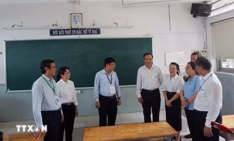 Đoàn công tác của Bộ Giáo dục và Đào tạo, do Thứ trưởng Nguyễn Văn Phúc làm trưởng đoàn, kiểm tra công tác chuẩn bị cho Kỳ thi tốt nghiệp Trung học phổ thông năm 2024 tại Thành phố Hồ Chí Minh. (Ảnh: Thu Hoài/TTXVN)