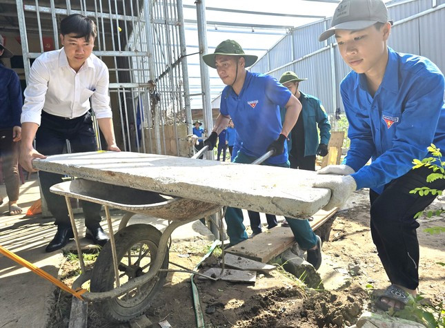 Đoàn thanh niên xã Hồng Lĩnh (Thái Bình) tham gia tháo dỡ, di dời vật dụng, giải phóng mặt bằng Đoàn thanh niên xã Hồng Lĩnh (Thái Bình) tham gia tháo dỡ, di dời vật dụng, giải phóng mặt bằng