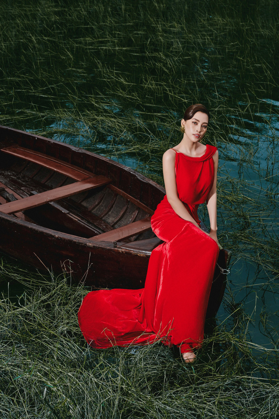 Để chuẩn bị cho ngày ra mắt bộ sưu tập Pre-Fall 24, nhà thiết kế Lê Thanh Hòa hợp tác với hoa hậu Tiểu Vy thực hiện một bộ ảnh thời trang tại Đà Lạt