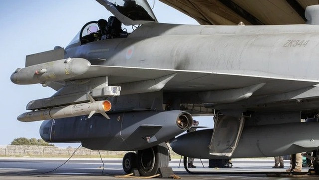 Tên lửa Storm Shadow dưới cánh máy bay chiến đấu Typhoon của Anh. Ảnh: The Drive Tên lửa Storm Shadow dưới cánh máy bay chiến đấu Typhoon của Anh. Ảnh: The Drive