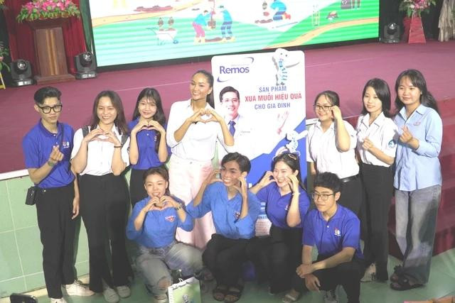Hoa hậu H'Hen Niê cùng các bạn trẻ tham gia chương trình Hoa hậu H'Hen Niê cùng các bạn trẻ tham gia chương trình